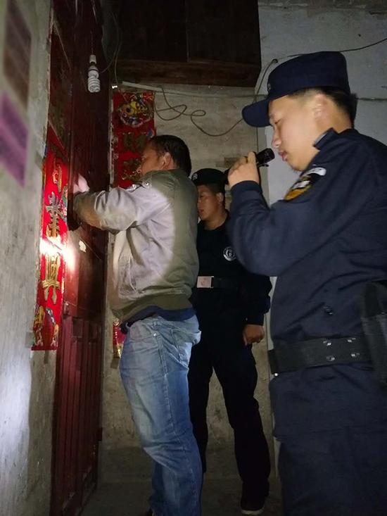 石屯镇粗心妈妈误将幼女锁家中 民警全城寻开锁师傅开门